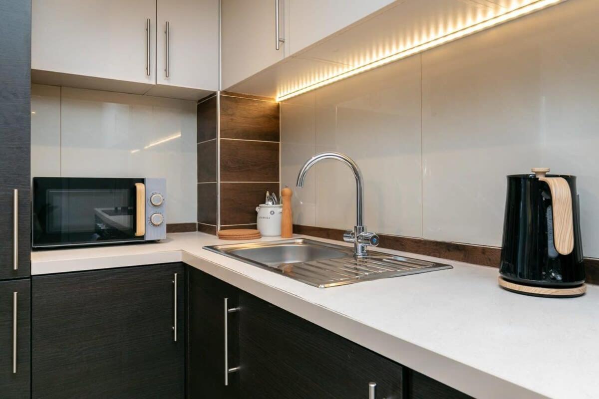 Modern 1 Bedroom Apartment In Woking Town Centre Exterior foto
